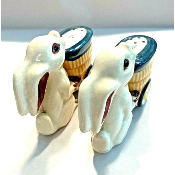 Salt & Pepper Shakers Set Bunny Rabbits Pushing Baskets Vintage Anthropomorphic - Picture 6 of 9